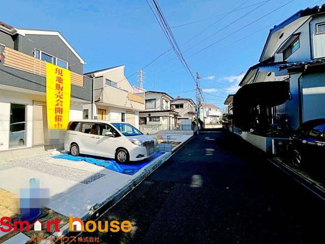 八王子市緑町　新築最終1棟の前面道路含む現地写真|お住まいの前面道路が広いと駐車が楽になり、陽当たりも遮られないので明るく居心地の良いお家になります♪
