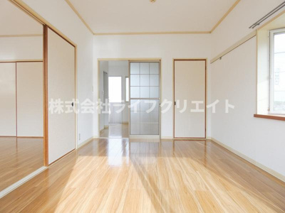 【居間・リビング】 | サンクリード高幡 | ※腰窓は角部屋のみ
