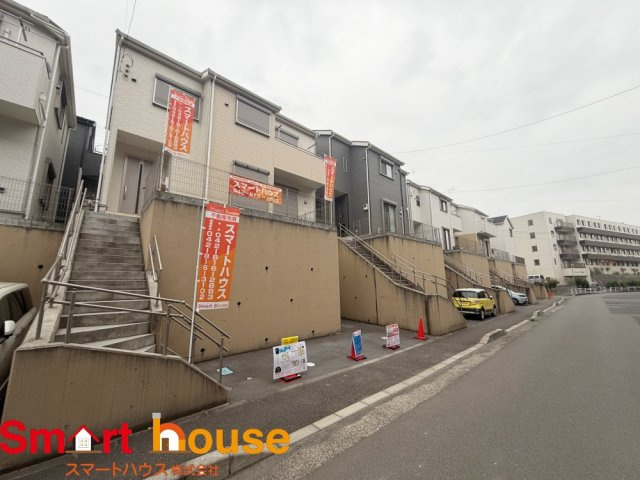 海老名市上今泉　築浅リフォームの前面道路含む現地写真|お住まいの前面道路が広いと駐車が楽になり、陽当たりも遮られないので明るく居心地の良いお家になります♪
