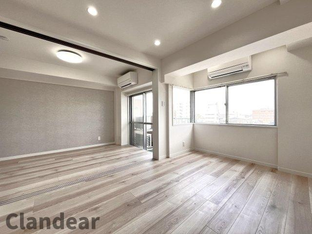 お花茶屋ダイヤモンドマンションの居間・リビング|ドキドキの新生活も、安心してスタート。ぴったりの住まいを見つけませんか？クランディアが一緒に住まい選びをサポートします‼　まずは、お気軽にお問合せください　＃クランディア
