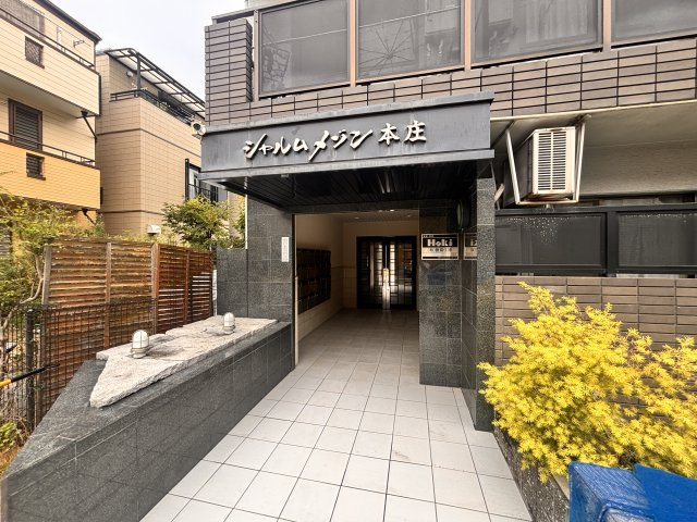 シャルムメゾン本庄のエントランス