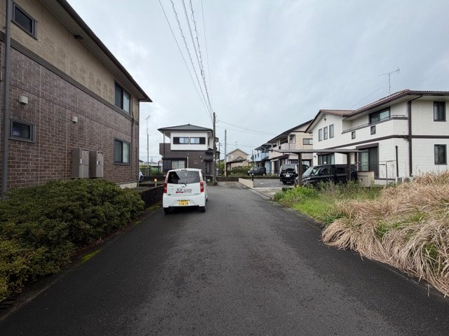 都城市久保原町の売地の前面道路含む現地写真
