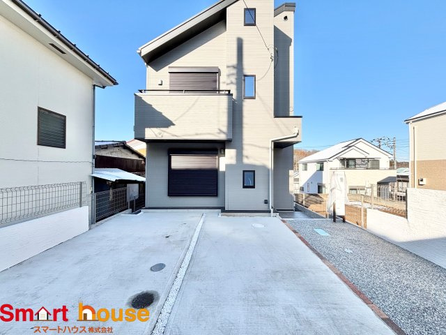 町田市相原町新築一戸建の外観|外壁が周囲の街並みと青空に生えるお洒落な仕上がり！高い建物のないエリアで、青い空が大きく感じますね。