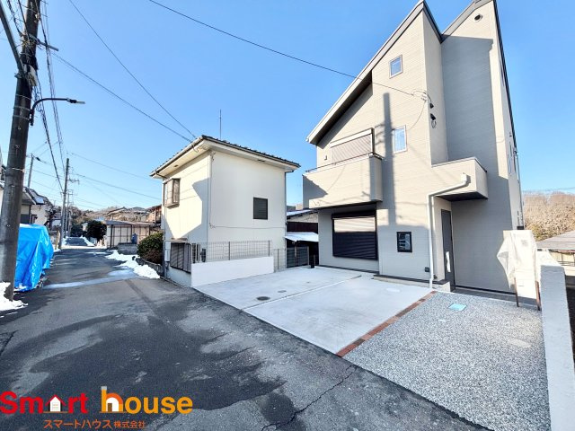 町田市相原町新築一戸建の前面道路含む現地写真|閑静な住宅街に堂々登場！ナチュラルで温かみのある木目調の内装も魅力です。土日祝日即日ご案内可能です♪