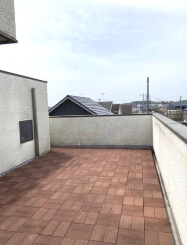 成田市本城　中古戸建のバルコニー|オール電化エコキュート IH 太陽光発電システム 高気密高断熱 3階ルーフバルコニー 上下水車2台 