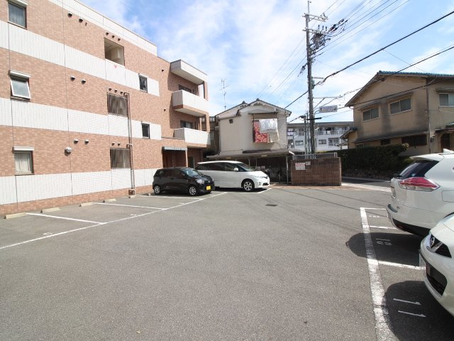 ハピネス11の駐車場