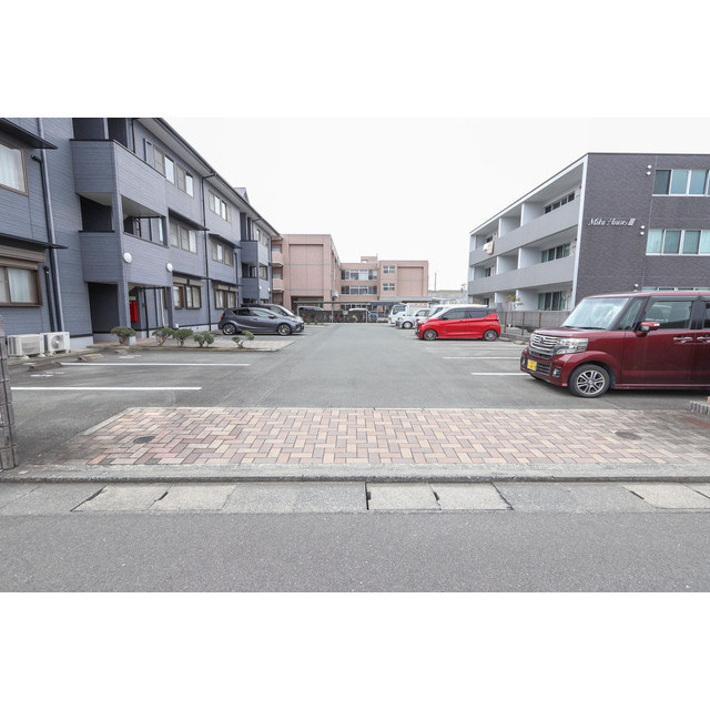 久留米市荒木町白口のアパートの駐車場|駐車場があります