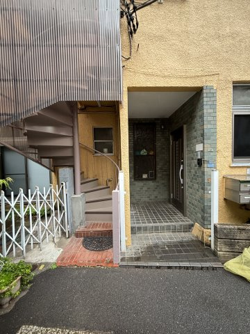 コスモ谷中のエントランス