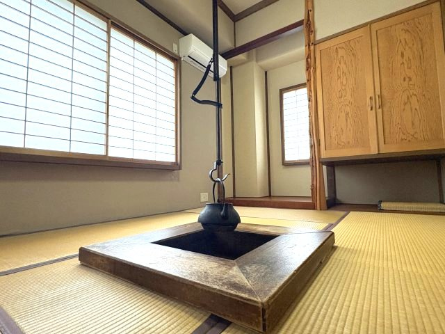 売中古戸建　沼津市東間門２丁目の和室|１F和室には囲炉裏があり、昔ながらの和の雰囲気が生まれ暮らしに趣とくつろぎをもたらします。