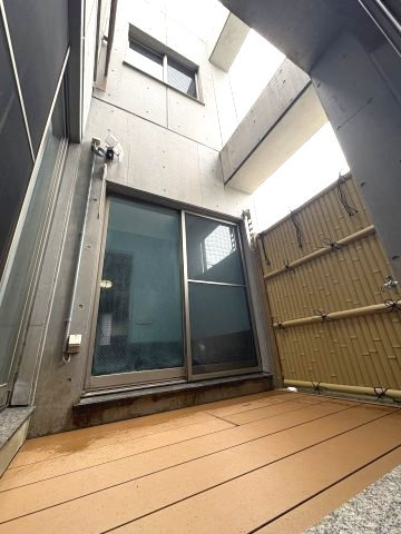 売中古戸建　沼津市東間門２丁目のその他|和室、LDK、浴室から出入りできる、目隠しのある中庭となっております。