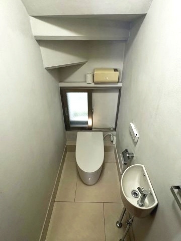売中古戸建　沼津市東間門２丁目のトイレ|1Fはタンクレストイレを採用。小窓と手洗い場もあり、使い勝手の良い快適な空間です。