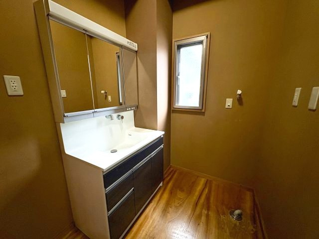 売中古戸建　沼津市東間門２丁目の独立洗面台|広めのシンクと三面鏡を備えた、使い勝手の良い洗面台です。