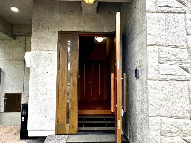 売中古戸建　沼津市東間門２丁目の玄関|玄関扉には屋久杉を使用しており、重厚感と温もりを感じる印象的なエントランスを演出しています。