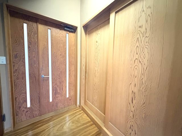 売中古戸建　沼津市東間門２丁目のその他|左側・リビング扉は（松）素材、右側・和室扉は（杉）素材を使用しております。