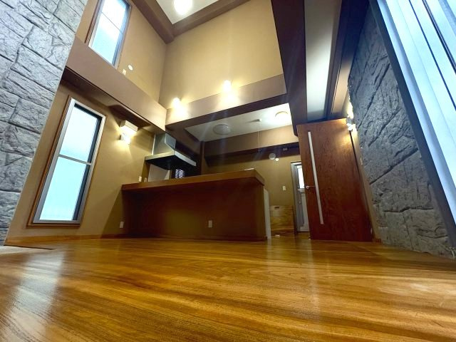 売中古戸建　沼津市東間門２丁目の居間・リビング|リビングの床にはクス材を使用しており、見た目も美しく心地よい空間を演出しています。