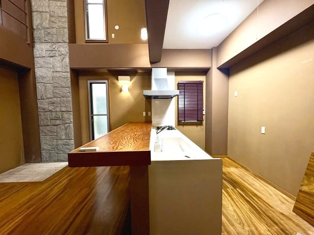 売中古戸建　沼津市東間門２丁目のキッチン|木をふんだんに使用した、温かみのあるキッチンです。
