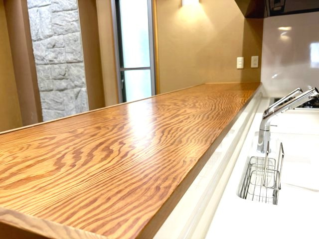 売中古戸建　沼津市東間門２丁目のキッチン|キッチンカウンターは松を使用しており、木の温もりを感じるやさしい空間を演出しています。