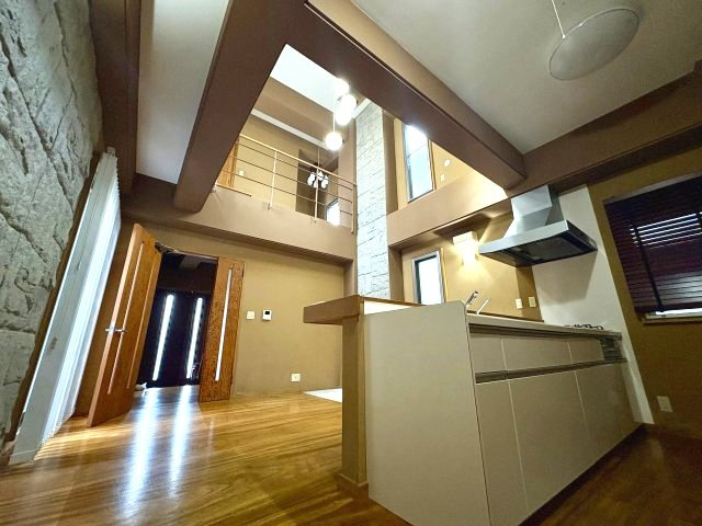 売中古戸建　沼津市東間門２丁目のキッチン|吹き抜けリビングは解放感があり、天井が高くなることで実際の広さ以上に広く感じられます。