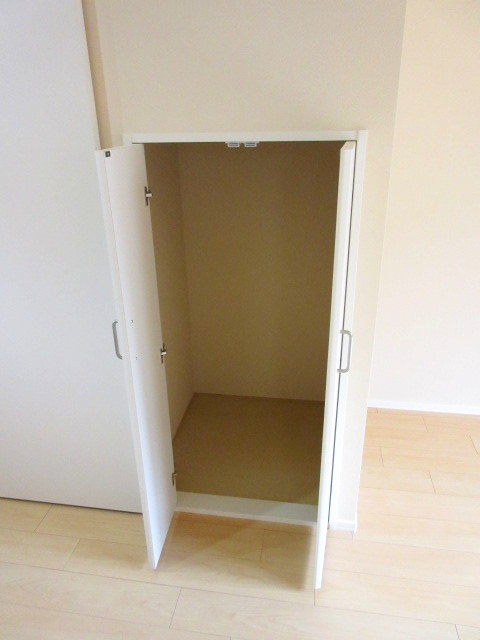 奈良町メゾンのその他|リビングにある便利な階段下収納