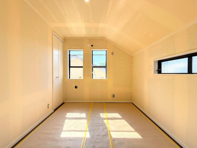 栄区長倉町　中古戸建ての洋室|［リフォーム中］◆気持ちの良い風が室内へ入り込む居室。家具を配置しても広々ご利用いただけます！！
