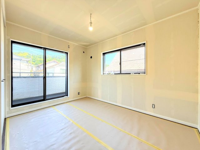 栄区長倉町　中古戸建ての洋室|［リフォーム中］◆子どものスタディ空間として、あるいは書斎やホビールームとして生活スタイルに合わせて使えるプライベートルーム。居心地のいい落ち着いたインテリアが似合います。