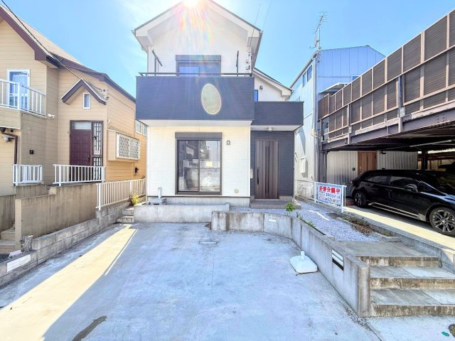 栄区長倉町　中古戸建ての外観|◆一戸建てを中心とした街並みが整然と続き、周辺は高い建物が建っていないので、緑の多い閑静な趣を感じる環境です。街並みや周辺環境も重要なポイントです！！
