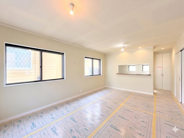 栄区長倉町　中古戸建てのその他|［リフォーム中］◆一家だんらんのスペースとなるＬＤＫ。窓から明るい光が差し込み、思わず家族の会話も弾む快適な空間。