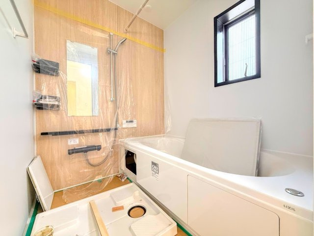 栄区長倉町　中古戸建ての浴室|［リフォーム中］◆お子様と一緒にバスタイムを楽しめる広々空間。浴室乾燥機付で心地よいバスタイムを実現します。