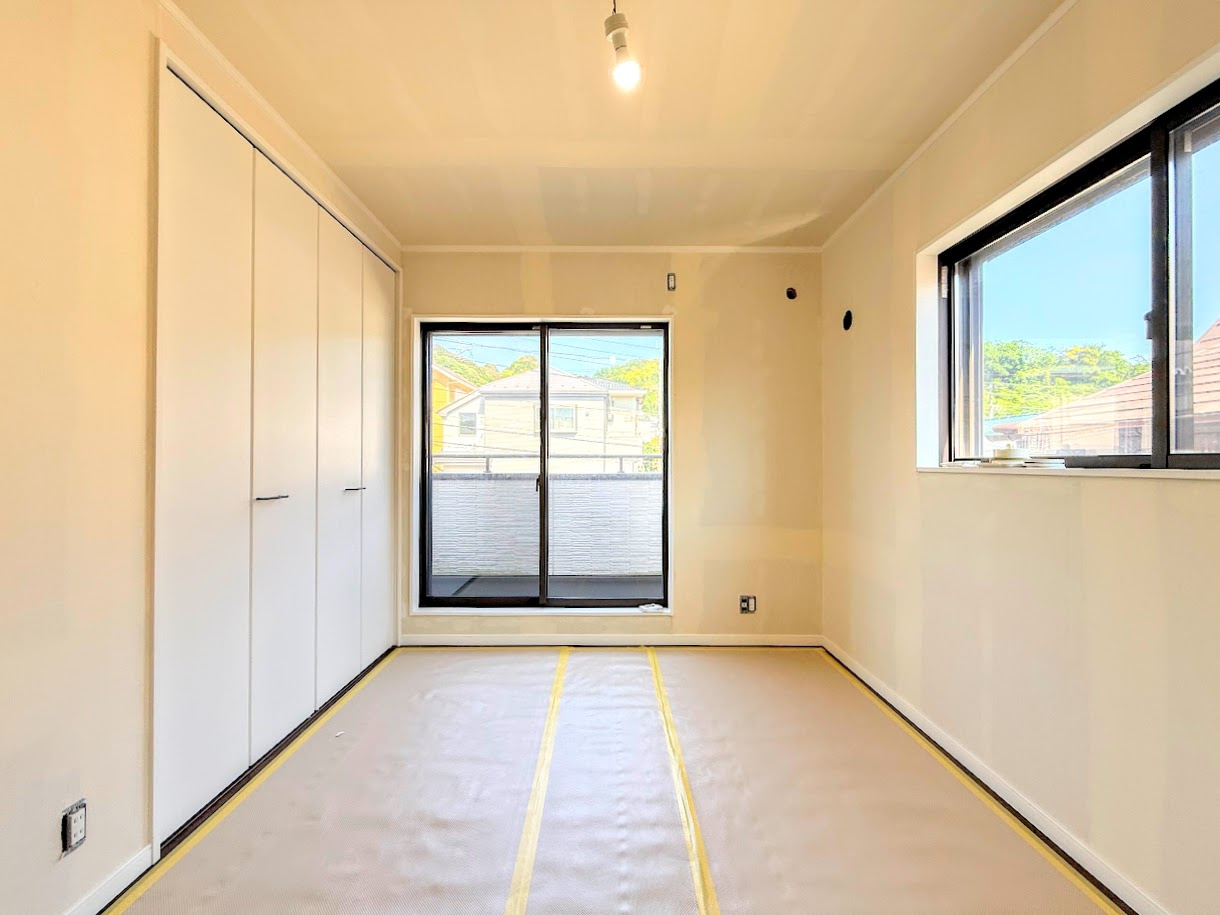 栄区長倉町　中古戸建ての洋室|［リフォーム中］◆柔らかい陽光が差し込む明るいお部屋を演出する設計。彩光の取れる窓が気持ちの良いお部屋を創り上げます。