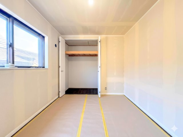 栄区長倉町　中古戸建ての洋室|［リフォーム中］◆室内はいつも明るい印象なので気持ちの良い朝を迎えられます。各部屋にはクローゼットを完備しており、収納が多いお家はすっきりして快適空間です。