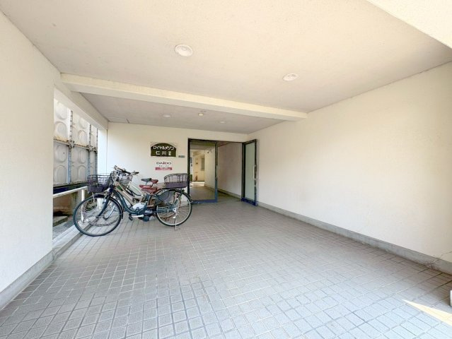 ロイヤルメゾン仁川IIのエントランス|毎日通るエントランスはこのようになっています