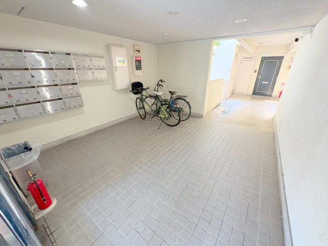 ロイヤルメゾン仁川IIのロビー|ゆとりのあるロビーです