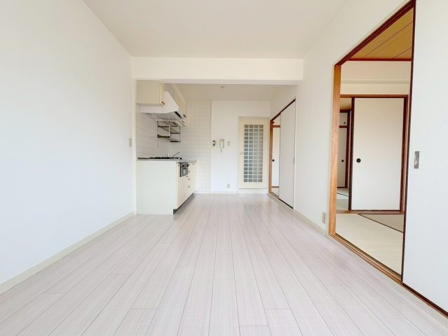 ロイヤルメゾン仁川IIの居間・リビング|こちらのリビングで趣味の時間をお楽しみください