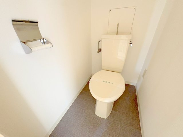 ロイヤルメゾン仁川IIのトイレ|落ち着いた色調のトイレです