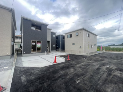 【外観】 | 八重瀬町与座（全6棟）6号棟 | 6号棟　並列駐車3台可♪