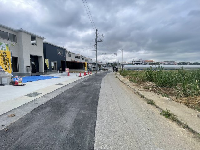 八重瀬町与座（全6棟）6号棟の前面道路含む現地写真|※東側7m道路♪