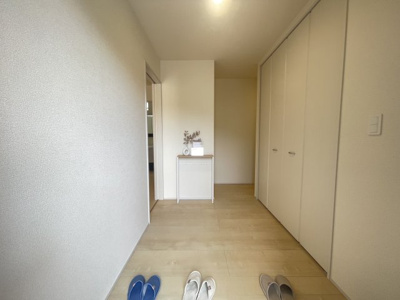 【玄関】 | 八重瀬町与座（全6棟）6号棟 | 6号棟　十分な収納付き玄関♪