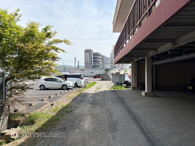 売地・住宅用地　福島市北五老内町　福島第二小学校・福島第二中学校の前面道路含む現地写真|前面道路は未舗装のためアスファルトに比べて照り返しが少ないです。