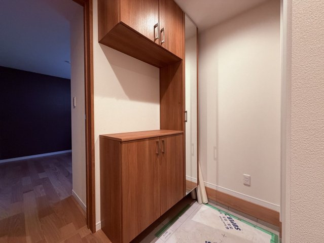【玄関】 | 板橋区大原町　新築戸建て | 明るく清潔感のある玄関で、毎日気持ちよく出入りできます