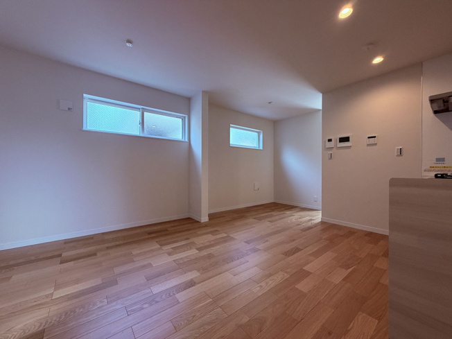 【居間・リビング】 | 板橋区大原町　新築戸建て | 陽光が差し込む明るい空間で、家族が自然と集まる心地よいLDK