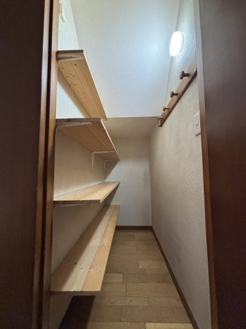 本藤沢６丁目戸建の収納|1階階段横 物入
