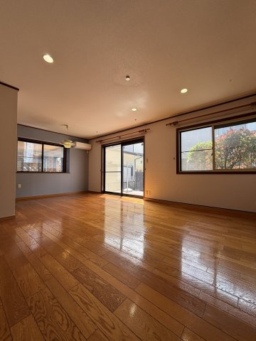 本藤沢６丁目戸建の居間・リビング