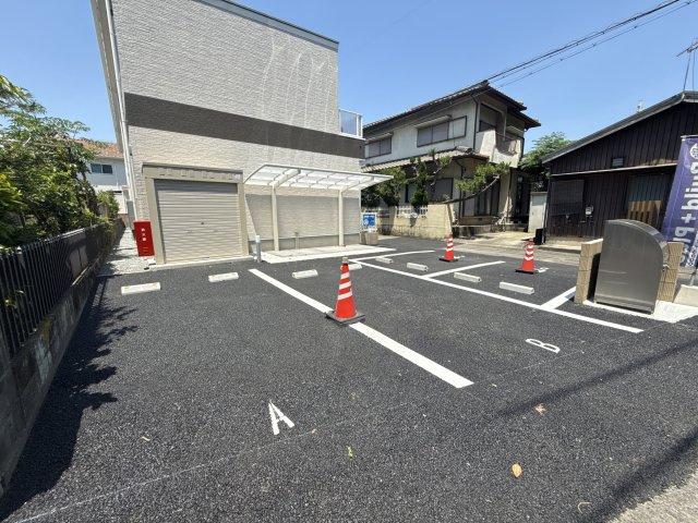 ロタス中島の駐車場