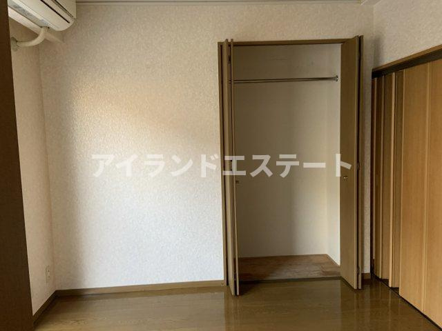 ベルエール下北沢　独立洗面台　キッチンに窓　ハウスメーカー施工の収納