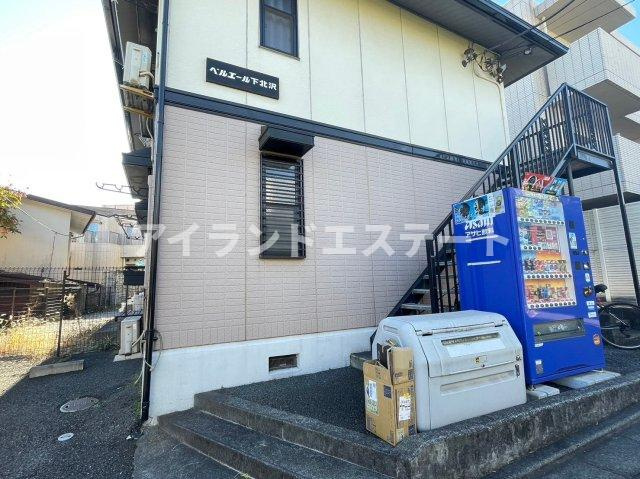 ベルエール下北沢　独立洗面台　キッチンに窓　ハウスメーカー施工のエントランス