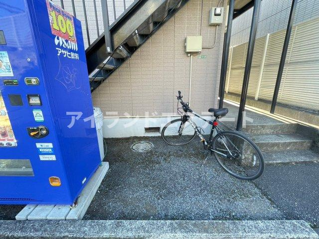 ベルエール下北沢　独立洗面台　キッチンに窓　ハウスメーカー施工のその他共用部分
