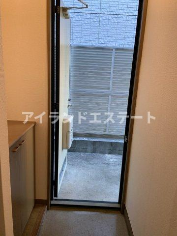 ベルエール下北沢　独立洗面台　キッチンに窓　ハウスメーカー施工の玄関