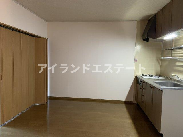 ベルエール下北沢　独立洗面台　キッチンに窓　ハウスメーカー施工の居間・リビング