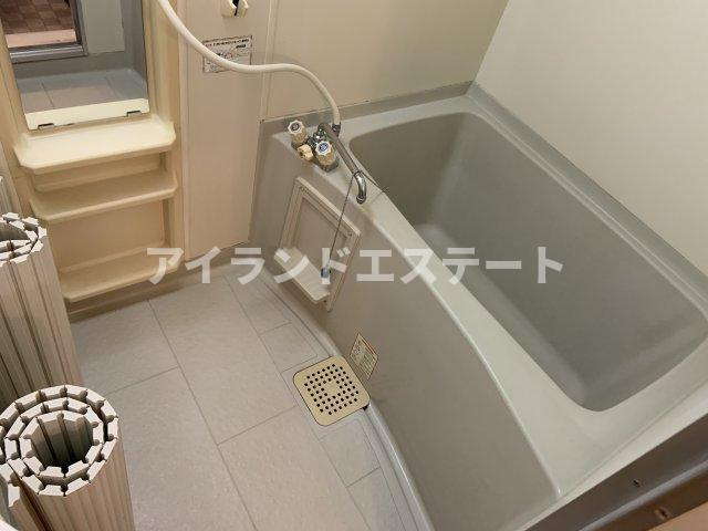 ベルエール下北沢　独立洗面台　キッチンに窓　ハウスメーカー施工の浴室