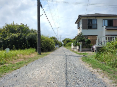 【前面道路含む現地写真】 | 九十九里町西野　中古戸建 | 前面道路含む現地写真です